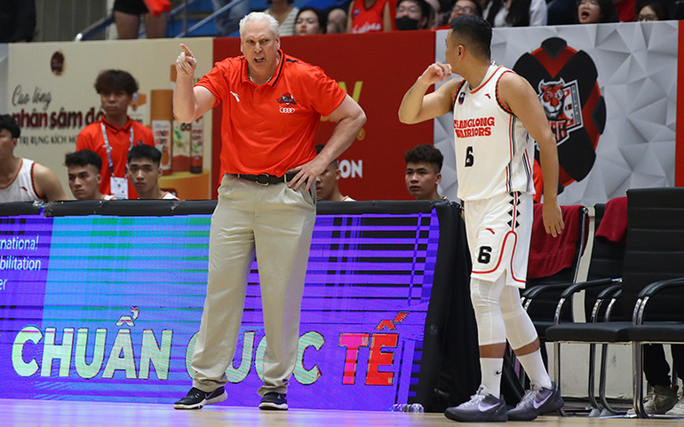 Huấn luyện viên Chris Daleo của Thang Long Warriors.