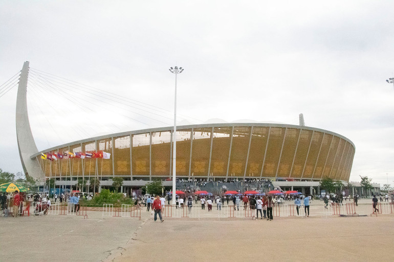 Sân vận động quốc gia Morodok Techo cách trung tâm Phnom Penh gần 20km.
