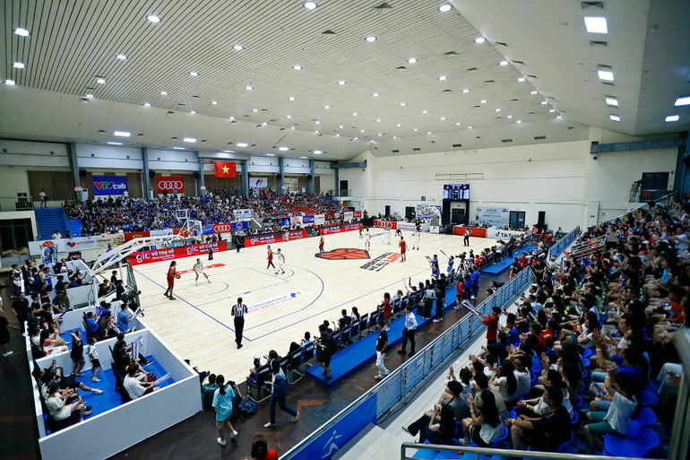 Sức nóng của trận derby khiến Nhà thi đấu Cầu Giấy không còn một chỗ trống. Sức nóng của trận derby khiến Nhà thi đấu Cầu Giấy không còn một chỗ trống.