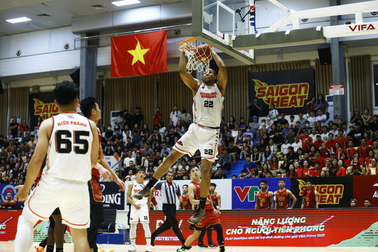 Những nỗ lực của John Fields chưa thể giúp Warriors vươn tới chiến thắng.