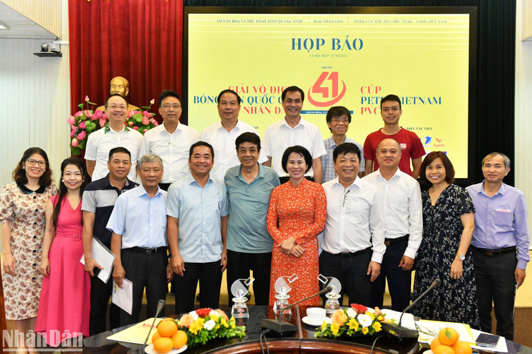 Ban Tổ chức cùng các đại biểu chụp hình lưu niệm tại buổi họp báo.