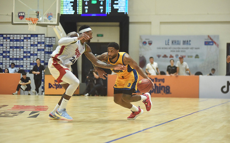 Madarious Gibbs chỉ ghi được 12 điểm trong ngày thi đấu kém duyên. Madarious Gibbs chỉ ghi được 12 điểm trong ngày thi đấu kém duyên.