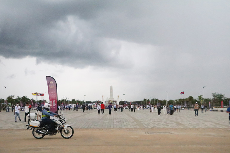 Hàng nghìn người đổ về Sân vận động quốc gia Morodok Techo để tham dự Lễ khai mạc ASEAN Para Games. Hàng nghìn người đổ về Sân vận động quốc gia Morodok Techo để tham dự Lễ khai mạc ASEAN Para Games.