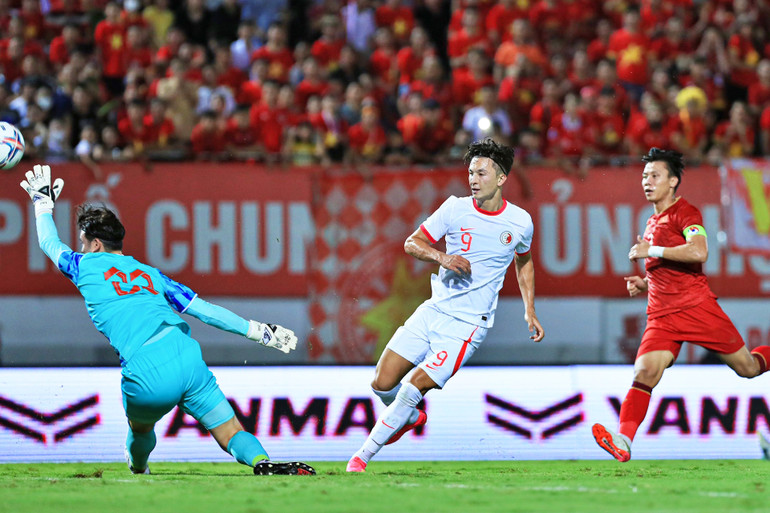 Tiền đạo Matthew Orr gây sức ép trước khung thành của Đặng Văn Lâm. (Ảnh: VOV) Tiền đạo Matthew Orr gây sức ép trước khung thành của Đặng Văn Lâm. (Ảnh: VOV)