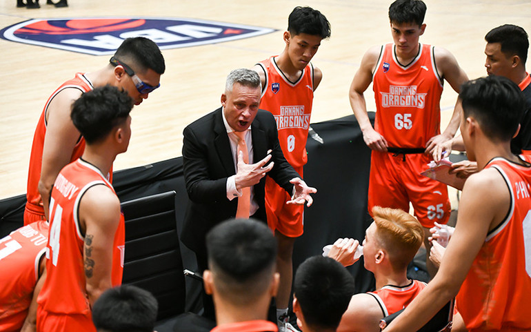 Huấn luyện viên Todd Purves hội ý Danang Dragons.