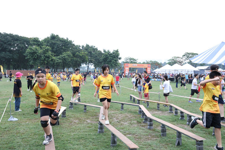 Lần lượt vượt qua từng thử thách để hướng đến vạch đích. Lần lượt vượt qua từng thử thách để hướng đến vạch đích.