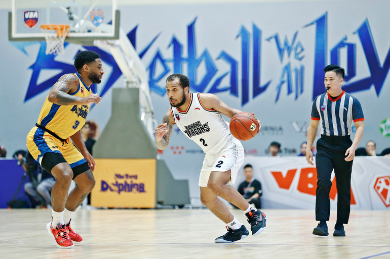 Jermaine Marrow sở hữu mạch lên điểm điên rồ với 23 điểm trong hiệp 3.