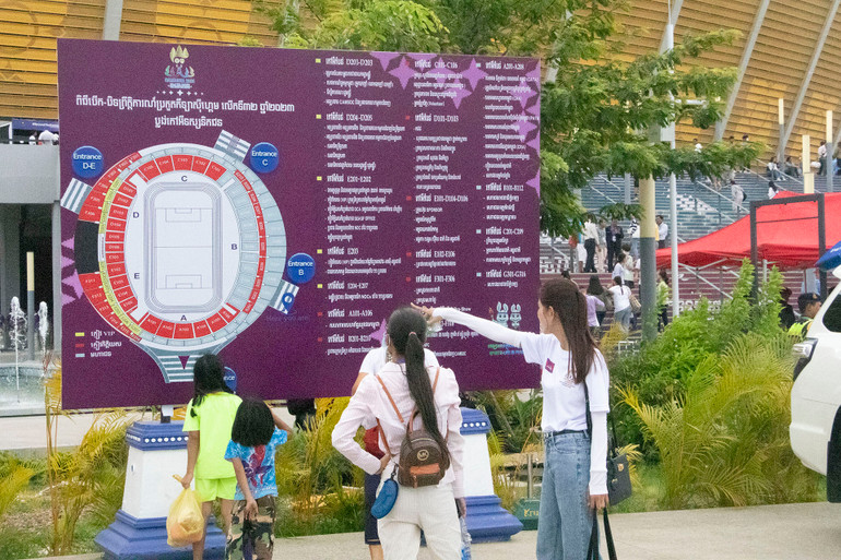 Khán giả tìm hiểu sơ đồ ghế ngồi trong sân vận động.