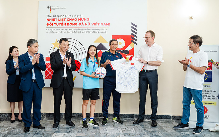 Đội tuyển nữ Việt Nam tặng áo, bóng thi đấu với chữ ký các thành viên cho Đại sứ quán Đức.