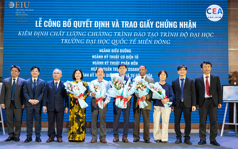 PGS.TS Lê Ngọc Quỳnh Lam, Giám đốc Trung tâm Kiểm định chất lượng giáo dục Đại học Quốc gia Thành phố Hồ Chí Minh chụp ảnh lưu niệm cùng Hội đồng trường, Ban Giám hiệu EIU và lãnh đạo các khoa được trao Giấy chứng nhận kiểm định chất lượng. PGS.TS Lê Ngọc Quỳnh Lam, Giám đốc Trung tâm Kiểm định chất lượng giáo dục Đại học Quốc gia Thành phố Hồ Chí Minh chụp ảnh lưu niệm cùng Hội đồng trường, Ban Giám hiệu EIU và lãnh đạo các khoa được trao Giấy chứng nhận kiểm định chất lượng.