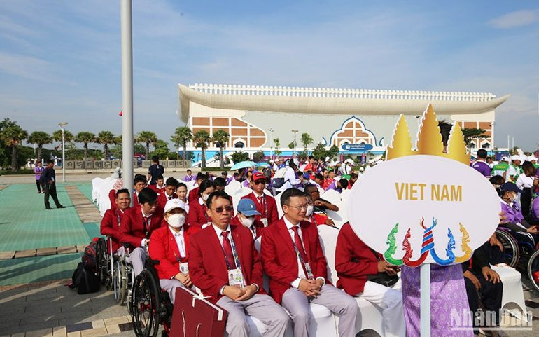 Đại diện Đoàn thể thao Việt Nam tham dự Lễ thượng cờ. Đại diện Đoàn thể thao Việt Nam tham dự Lễ thượng cờ.