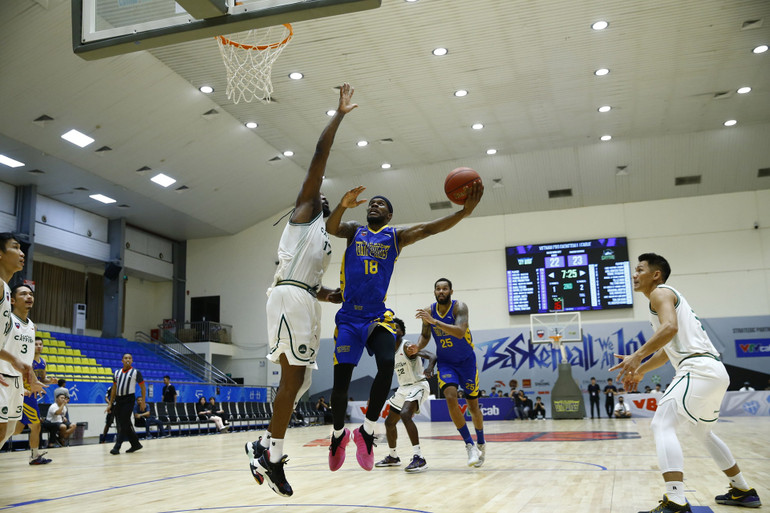 Jeremy Smith (áo xanh) bị truy cản bởi DeAngelo Hamilton. Jeremy Smith (áo xanh) bị truy cản bởi DeAngelo Hamilton.