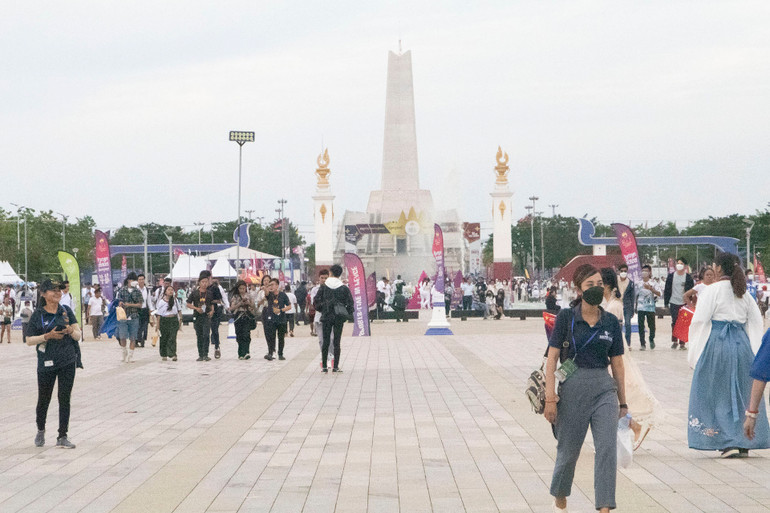 Nhiều khán giả đến sân vận động từ sớm.