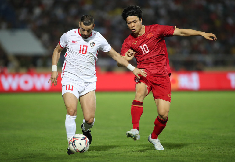 Công Phượng tạo nhiều đột biến trên hàng công. (Ảnh: VFF)