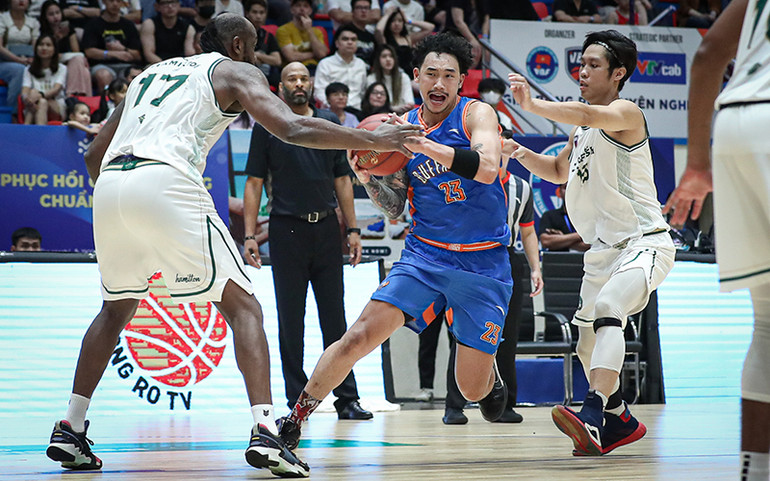 Tâm Đinh liên tục tấn công và ghi điểm ở khu vực cận rổ.