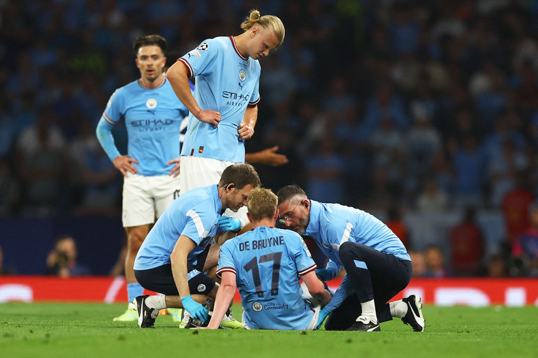 Man City càng thêm lo lắng khi Kevin De Bruyne dính chấn thương và phải rời sân bất đắc dĩ ở phút 36. (Ảnh: Reuters)