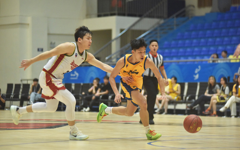 Điểm sáng của đội bóng phố biển - Nguyễn Hoàng Phúc (áo vàng) bị Võ Kim Bản truy cản. Điểm sáng của đội bóng phố biển - Nguyễn Hoàng Phúc (áo vàng) bị Võ Kim Bản truy cản.