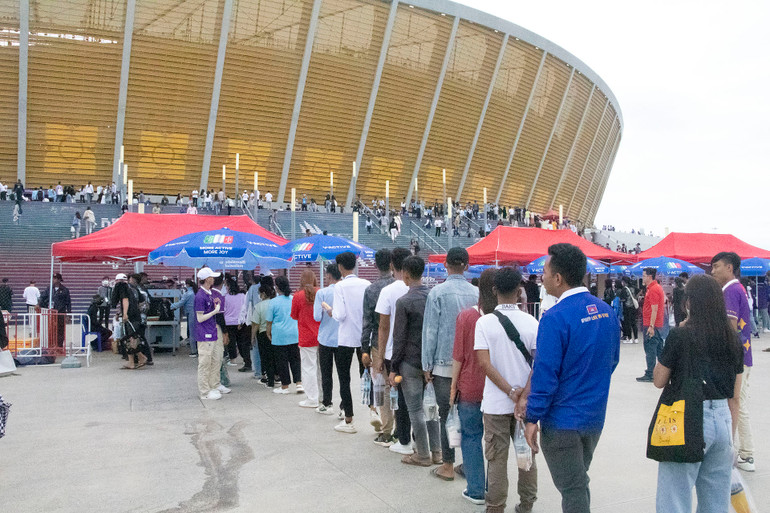 Khán giả xếp hàng vào dự lễ bế mạc từ trước 16 giờ.