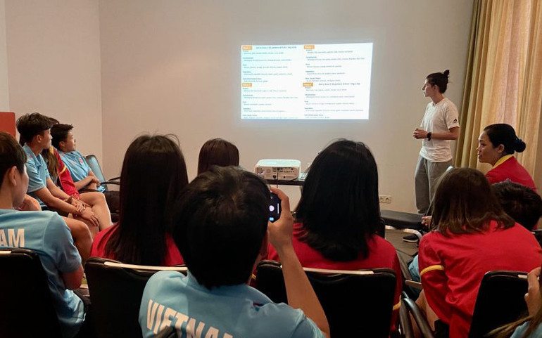 Các nữ tuyển thủ Việt Nam tiếp thu kiến thức về tập luyện cũng như sức khỏe của vận động viên nữ. (Ảnh: VFF) Các nữ tuyển thủ Việt Nam tiếp thu kiến thức về tập luyện cũng như sức khỏe của vận động viên nữ. (Ảnh: VFF)