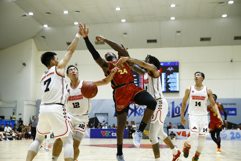 Việc Warriors theo kèm sát sao khiến Barkley không thể phát huy sức mạnh ở nửa cuối trận.