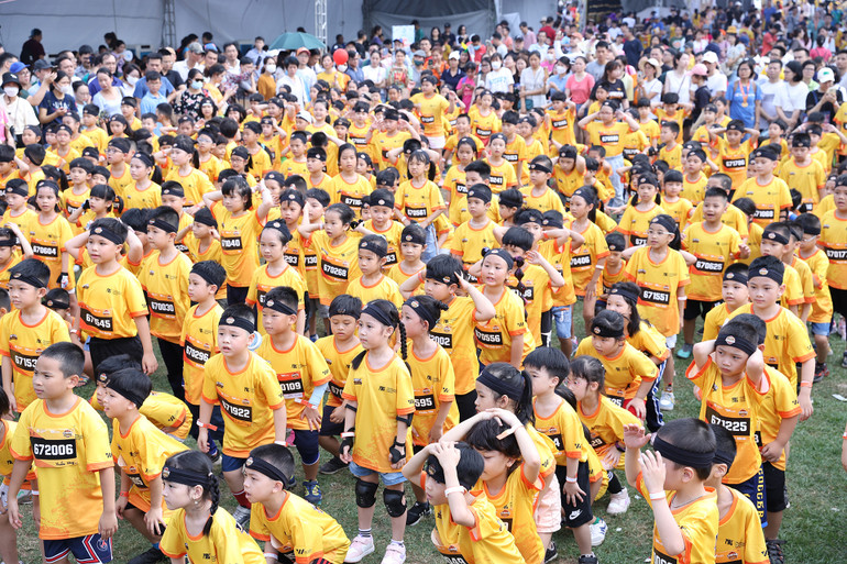 Các em 10-12 tuổi chuẩn bị cho những thử thách đầu tiên bắt đầu lúc 6 giờ sáng. Các em 10-12 tuổi chuẩn bị cho những thử thách đầu tiên bắt đầu lúc 6 giờ sáng.