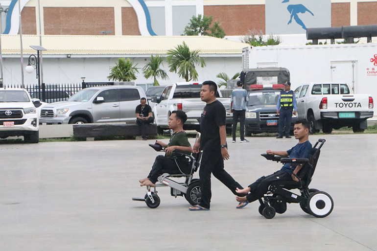 Nhiều người khuyết tật đến dự Lễ bế mạc đại hội thể thao.