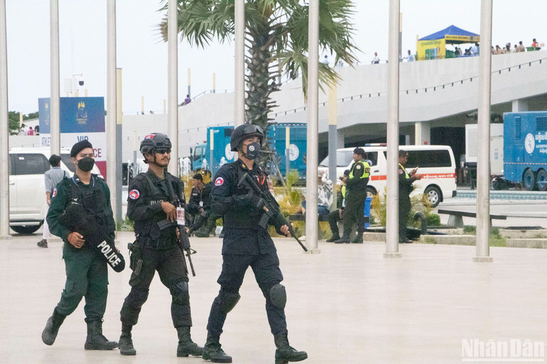 Các lực lượng vũ trang tăng cường bảo vệ an ninh.