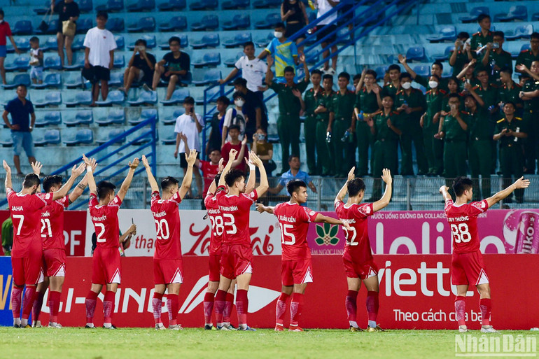 Các cầu thủ Viettel ăn mừng chiến thắng đậm đà trước Sông Lam Nghệ An.