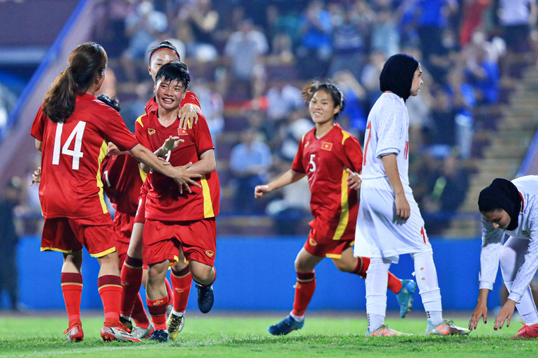 Nữ cầu thủ sinh năm 2004 - Ngọc Minh Chuyên nâng tỷ số lên 2-1.