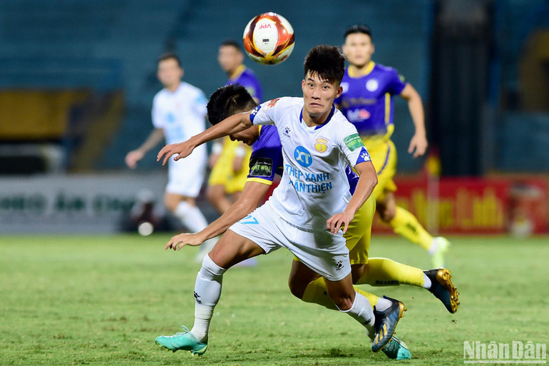 Nam Định nỗ lực tìm kiếm bàn gỡ.