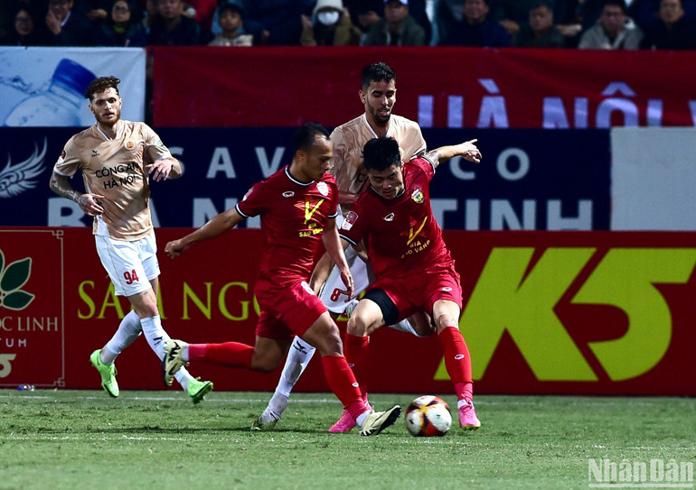 Hàng công của Công an Hà Nội gặp nhiều khó khăn trước các cầu thủ Hồng Lĩnh Hà Tĩnh. Hàng công của Công an Hà Nội gặp nhiều khó khăn trước các cầu thủ Hồng Lĩnh Hà Tĩnh.