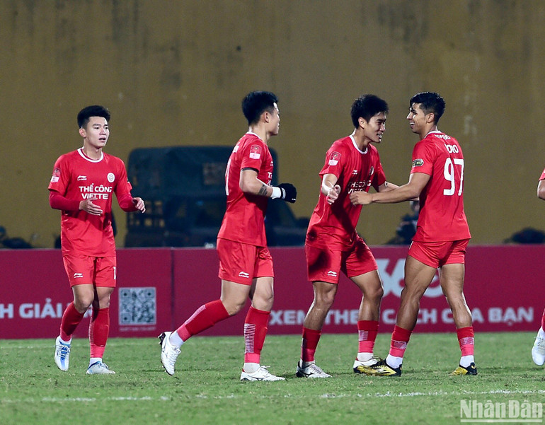 Nhâm Mạnh Dũng ăn mừng bàn thắng cùng đồng đội.