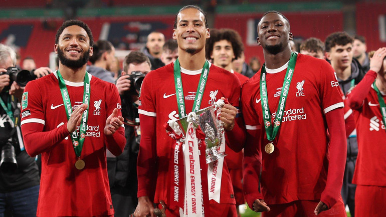Người hùng Virgil van Dijk nâng chiếc cúp Carabao cùng đồng đội. Ảnh: Liverpool