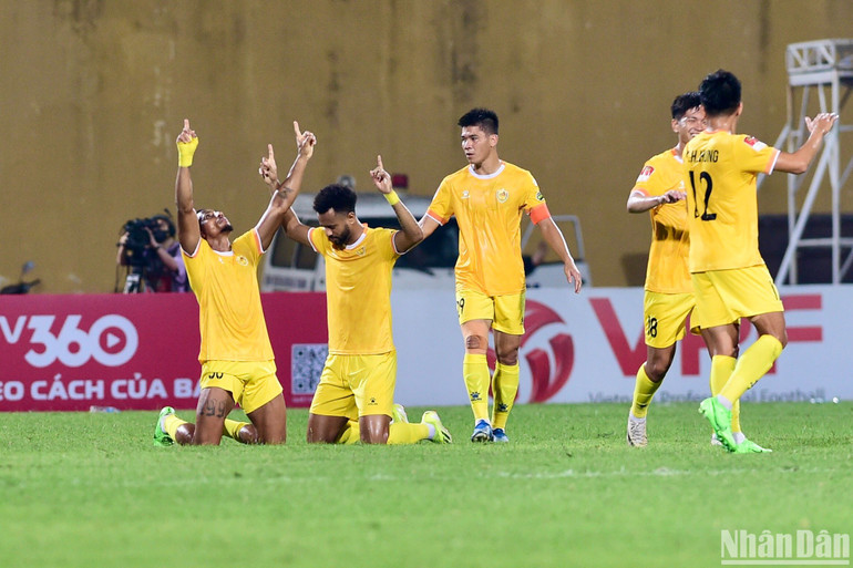 Cầu thủ Quảng Nam ăn mừng khi có cách biệt tỷ số 2-0.