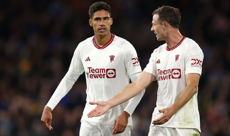 Varane và Evans là điểm tựa vững chắc nơi hàng thủ Man United. (Ảnh: Daily Express)