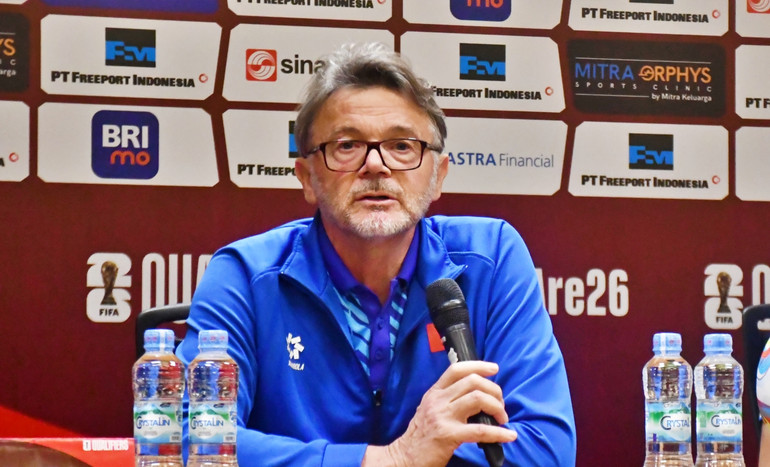 HLV Philippe Troussier tại buổi họp báo sau trận thua 0-1 Indonesia.