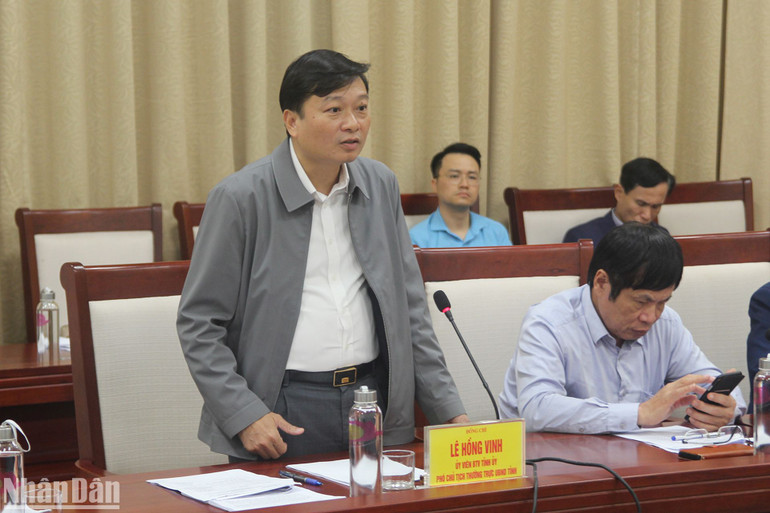 Đồng chí Lê Hồng Vinh, Phó Chủ tịch Thường trực Ủy ban nhân dân tỉnh Nghệ An thông tin cùng báo chí.