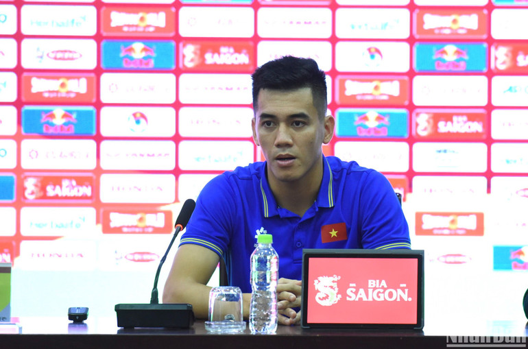 Tiền đạo Nguyễn Tiến Linh tại buổi họp báo. (Ảnh: TRẦN HẢI)