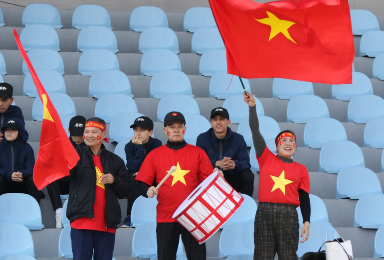 Cổ động viên Việt Nam tiếp sức các cô gái trẻ. (Ảnh: VFF) Cổ động viên Việt Nam tiếp sức các cô gái trẻ. (Ảnh: VFF)