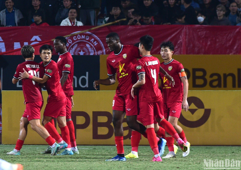 Hồng Lĩnh Hà Tĩnh ăn mừng bàn thắng dẫn trước. Hồng Lĩnh Hà Tĩnh ăn mừng bàn thắng dẫn trước.