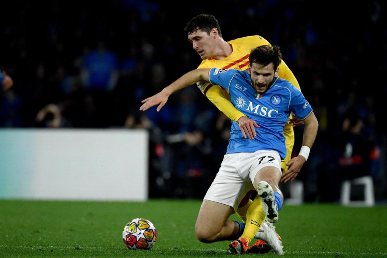 Việc Christensen (áo vàng) thi đấu ở vị trí số 6 cũng mang đến nhiều nỗi lo. (Ảnh: Times of Malta) Việc Christensen (áo vàng) thi đấu ở vị trí số 6 cũng mang đến nhiều nỗi lo. (Ảnh: Times of Malta)