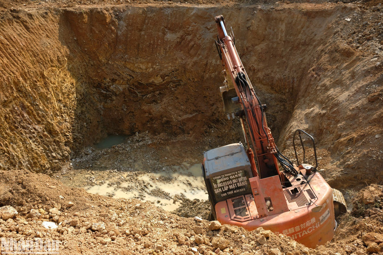 Các đơn vị thi công tiếp tục tăng cường nhân lực, máy móc để đáp ứng được các mốc tiến độ chủ đầu tư yêu cầu.