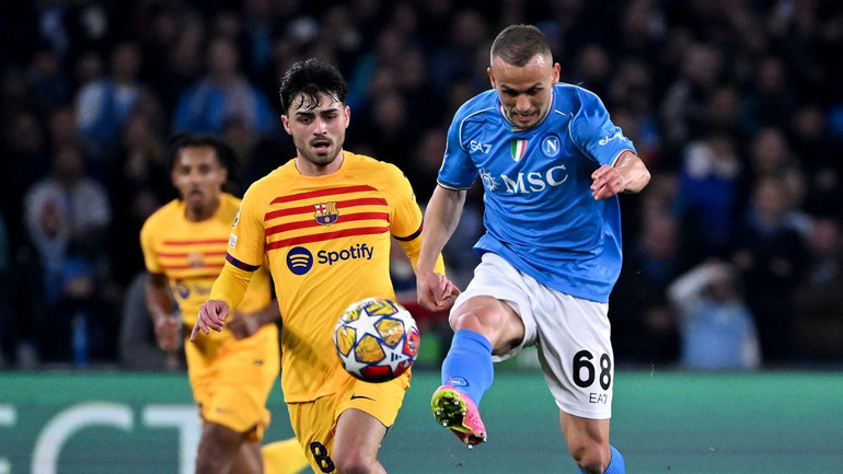 Lobotka (phải) là cầu thủ chủ chốt nơi tuyến giữa Napoli. (Ảnh: Dennik N) Lobotka (phải) là cầu thủ chủ chốt nơi tuyến giữa Napoli. (Ảnh: Dennik N)