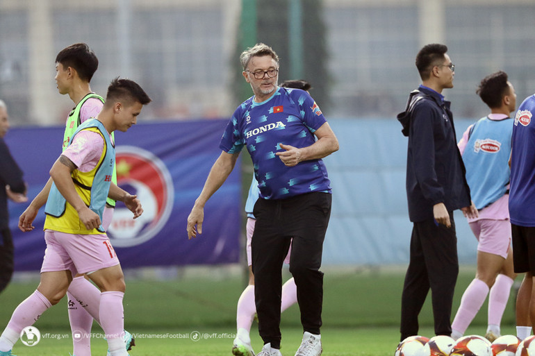 Huấn luyện viên Philippe Troussier đôn đốc các học trò tập luyện. (Ảnh: VFF)