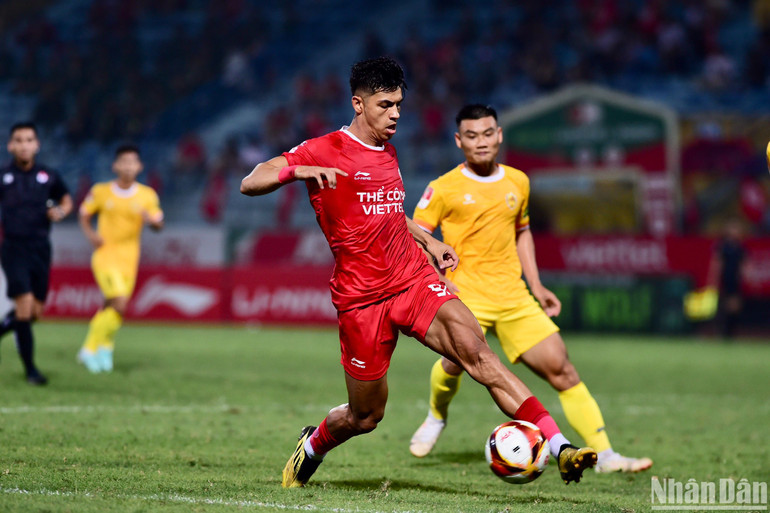 Pedro Henrique bỏ lỡ quả penalty đáng tiếc sau khi ghi bàn gỡ hòa.