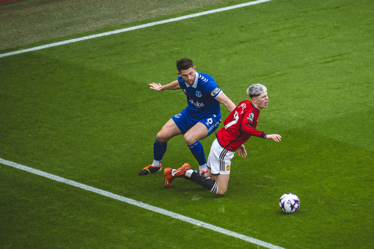 Garnacho bị Tarkowski phạm lỗi trong vòng cấm. (Ảnh: Reuters)