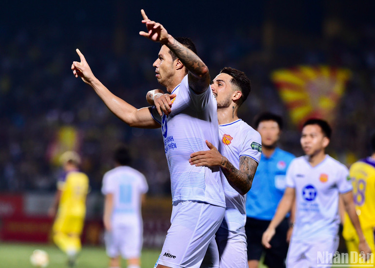 Lucas ghi bàn thắng quyết định.