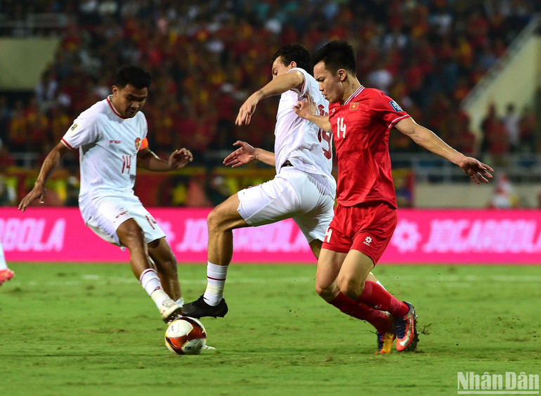 Lối chơi rắn rỏi của đội bóng áo trắng khiến chủ nhà không thể triển khai bóng. (Ảnh: TRẦN HẢI)