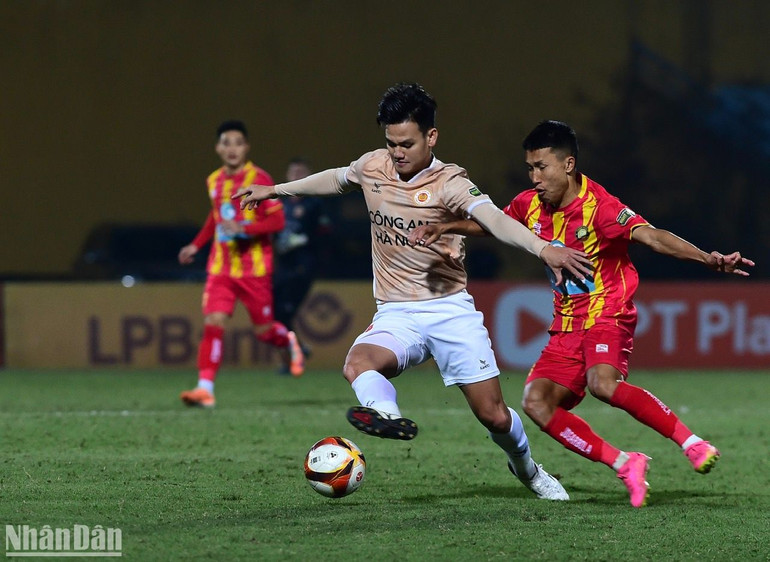 Hồ Tấn Tài mở tỷ số trận đấu.