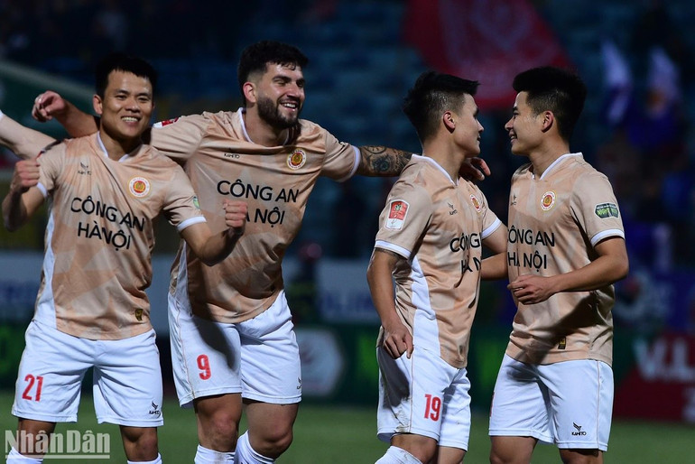 Các cầu thủ Công an Hà Nội ăn mừng bàn thắng.